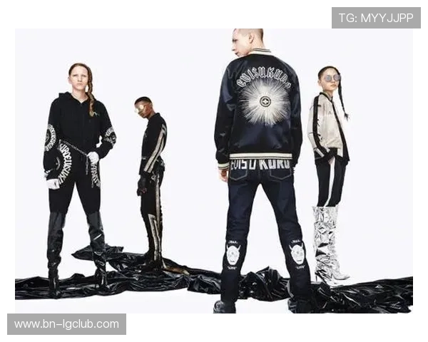 时尚与运动融合潮流风尚 潮牌足球服外套引领街头新风潮